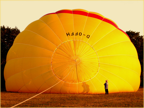 Unser Heiluftballon ist 25 Meter hoch und hat 20 Meter Durchmesser